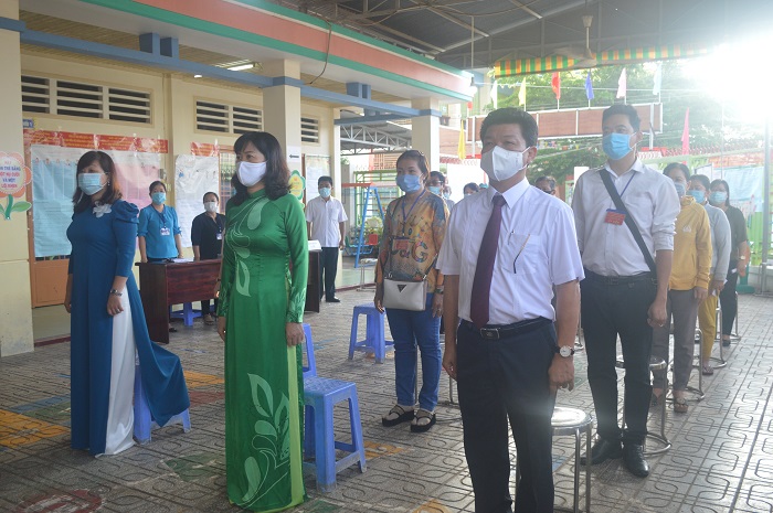 Giám đốc Sở Nội vụ Tây Ninh bỏ phiếu bầu cử tại phường Long Thành Bắc